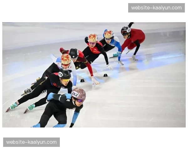教练临场指挥在短道赛场关键 冰面异常与体能透支叠加致失误